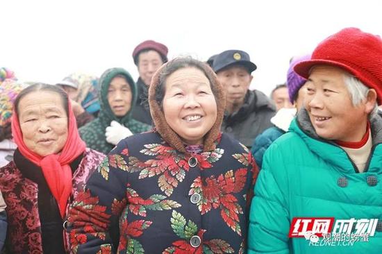 怀邵衡铁路是衡阳县的第一条铁路,开通当天吸引众多市民前来参观体验。
