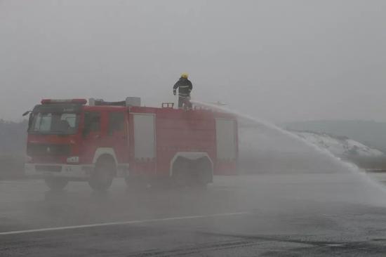 机场消防队正在清除跑道积雪