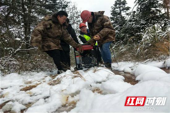 湘潭铁塔维护人员将油机送上高山上的基站。