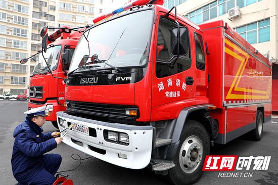 常德消防救援车辆换“新装”。