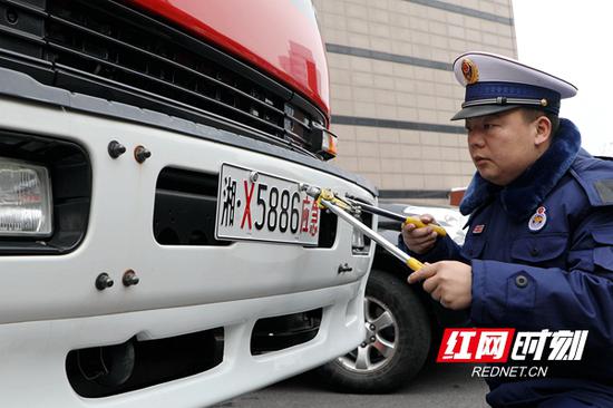 常德消防救援车辆换“新装” 专用应急号牌上线