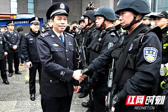 湖南省公安厅党委副书记、副厅长杨琪君与坚守在街头的星城快警握手。