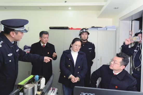 1月11日，长沙市芙蓉区法院执行局对湖南某公司采取强制措施。图/记者谢长贵