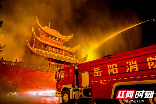 湖南省岳阳市消防支队通过消防车“扑灭”岳阳楼主楼“大火”。