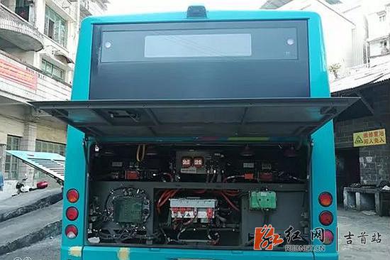 新更换的纯电动新能源公交车。