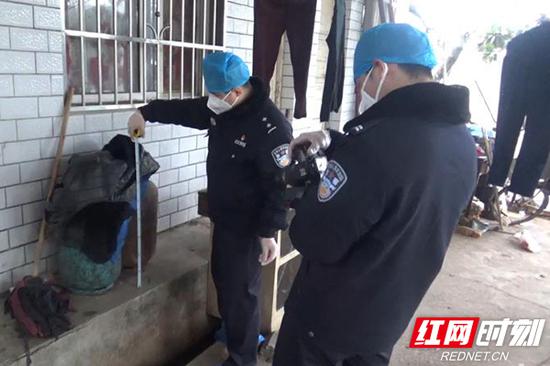 民警在死者租住房屋处进行勘察。