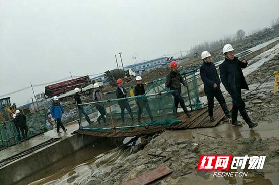 2019年1月19日上午，余元君（右一）带队检查钱粮湖垸分洪闸工程建设施工质量。