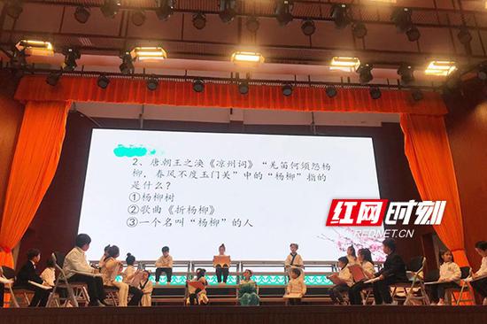 诗词争霸环节,同学们的诗词才情难分伯仲。
