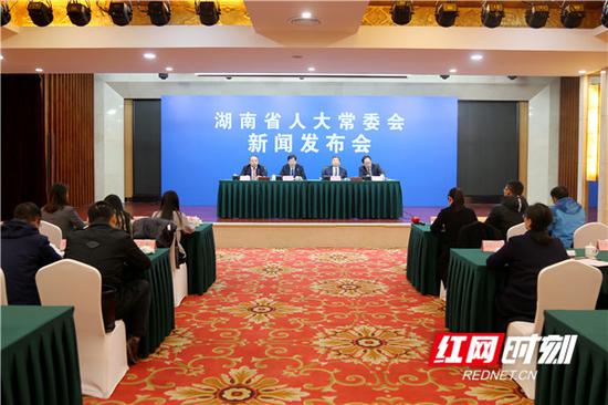 1月20日下午，湖南省人大常委会2019年首场新闻发布会在长沙举行，解读新修订的《湖南省高新技术发展条例》。