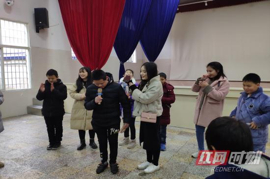 声乐专业李婧同学与盲生郭宇共同演唱歌曲《拥抱你离去》。