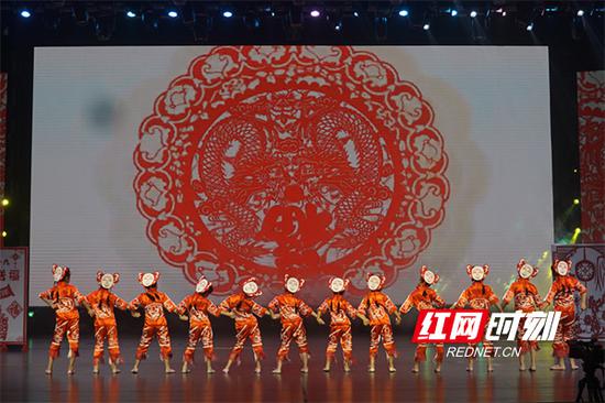 近400名小演员载歌载舞表达新春祝福,在快乐舞台上放飞艺术梦想。
