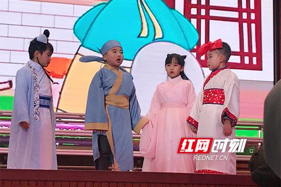 1月4日,长沙市育英小学一年级1805班的同学们,举办了一场诗词盛会。