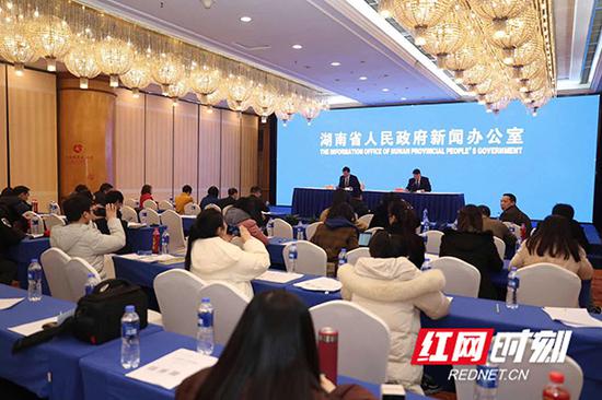 今天国家统计局湖南调查总队在长沙召开新闻发布会,国家统计局湖南调查总队发布了2018年全省有关统计调查数据。