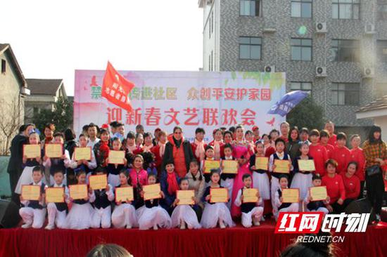 为武陵区常蒿路小学学生颁发“武陵禁毒小天使”荣誉证书。
