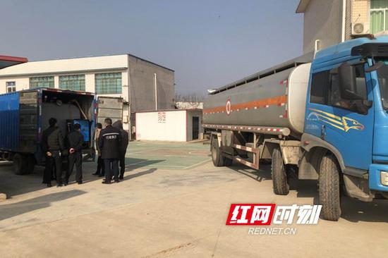 长沙县黄花镇取缔一处非法汽油加油点