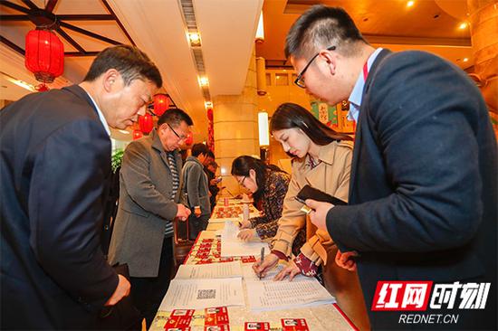 1月24日上午，参加湖南省政协十二届二次会议的政协委员们怀揣着一份份传达民意的提案，陆续抵达驻地报到。