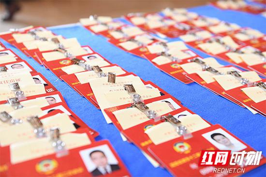 湖南省政协十二届二次会议将于1月25日开幕，在委员驻地，会务组工作人员将委员出席证摆放整齐，等候委员报到。