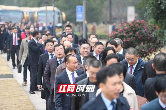 今日上午，湖南省政协十二届二次会议开幕，政协委员们步入会场。