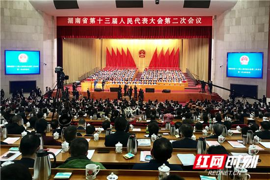 1月26日上午9点，湖南省十三届人大二次会议在省人民会堂开幕，来自全省各界的741名代表出席大会。