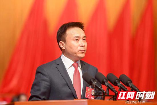 湖南省政协委员龚文勇提议推动矿企出海服务湖南发展。