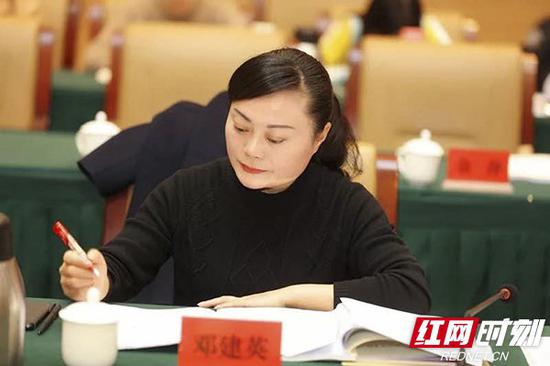 省政协委员邓建英。