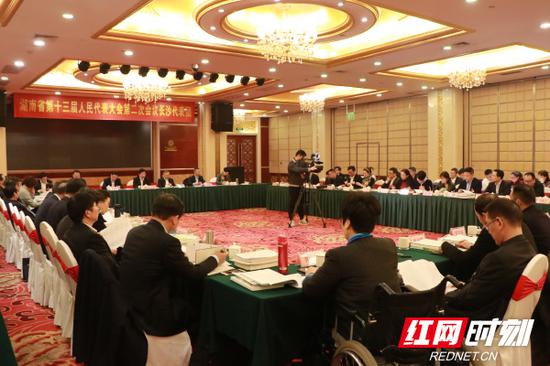 1月26日,长沙代表团审查政府工作报告。