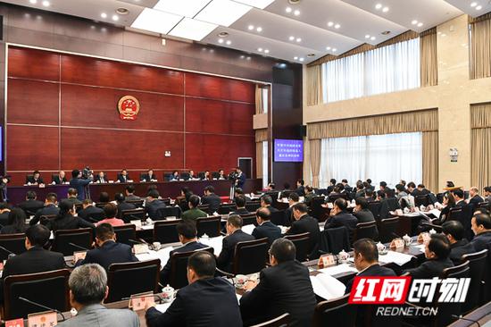 1月27日下午，湖南省十三届人大二次会议主席团举行第二次会议。