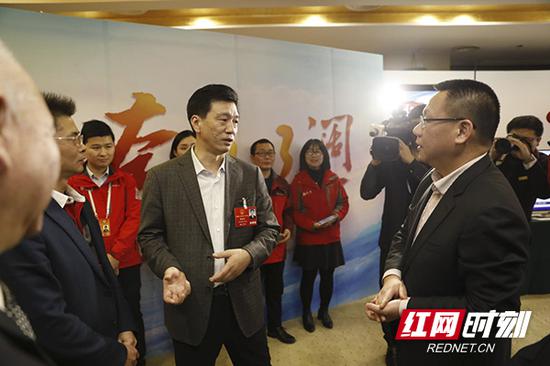 蔡振红来到湖南红网两会融媒体演播室对网络宣传报道提出要求。
