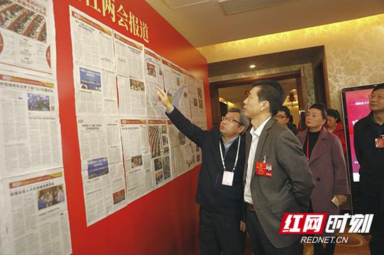 1月27日，湖南省委常委、省委宣传部部长蔡振红（左二）看望湖南日报参与报道两会的新闻工作者。