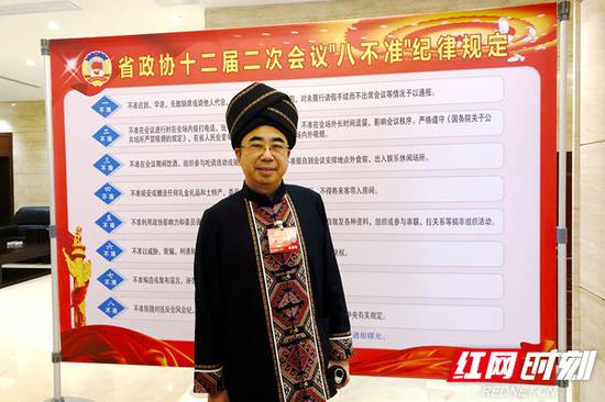 省政协委员、保靖县副县长胡文峰。