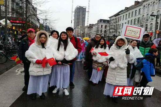 湖南同乡会“潇湘风采”方阵身着象征湖南青山绿水的湘绣舞裙亮相。