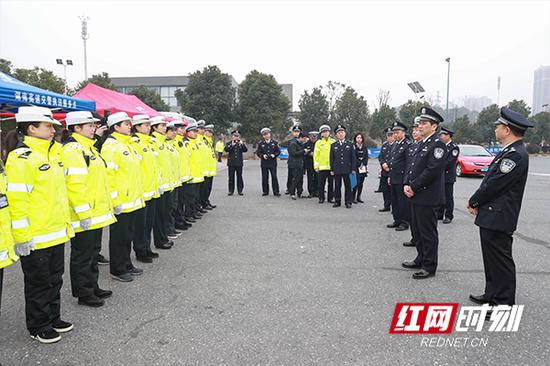 许显辉慰问湖南省交警总队高警局水渡河大队的执勤民警。