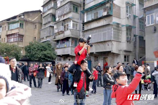 让红网怀化站记者刘顿春节值班意外走红的工作照。