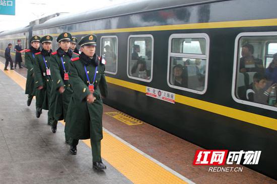 发车前,执勤官兵在站台巡逻。