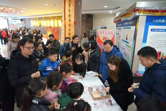省少年儿童图书馆推出“迎新春·童趣荟萃”文旅惠民系列活动,新年吉祥包DIY制作区里人气火爆