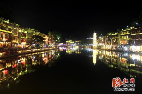 凤凰古城夜景。图片来源：红网凤凰站