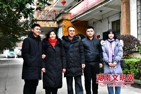 25年后团圆的幸福一家。图片来源：湖南文明网