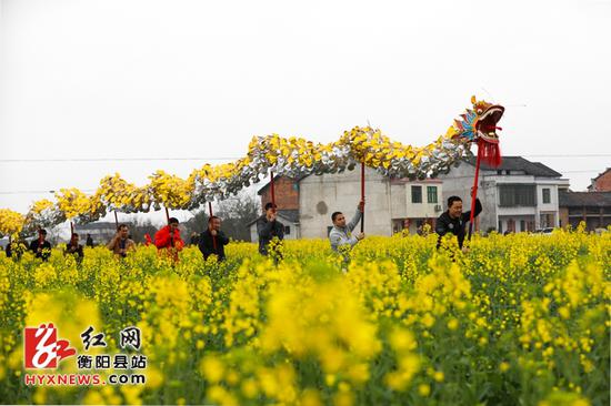 “九市稻草龙”走村串户给当地村民迎春送福。