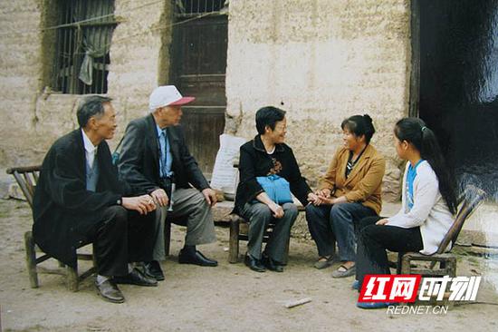 25年、220万元、431人 常德老人文非的助学长征路