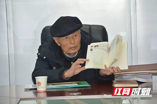 25年、220万元、431人 常德老人文非的助学长征路