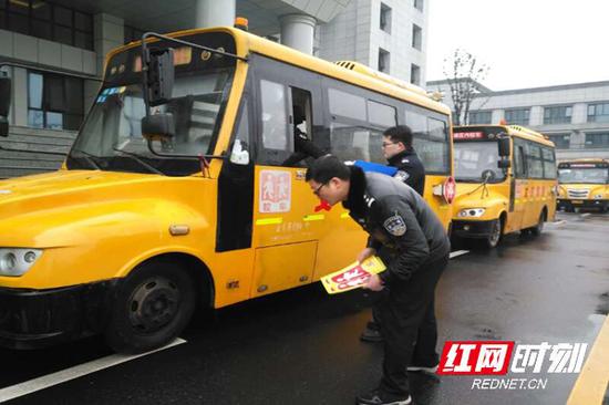 交警校车进行安全“体检”