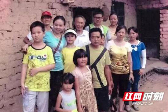 25年、220万元、431人 常德老人文非的助学长征路