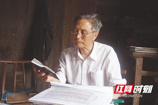 25年、220万元、431人 常德老人文非的助学长征路