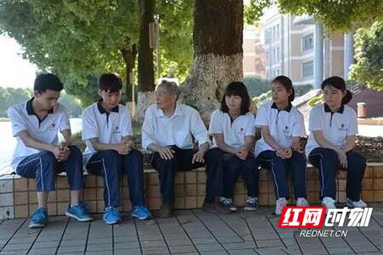 25年、220万元、431人 常德老人文非的助学长征路