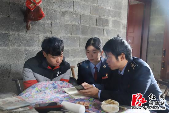 帮扶干部为彭明凡讲解国家进一步支持和促进重点群体创业就业的税收政策。