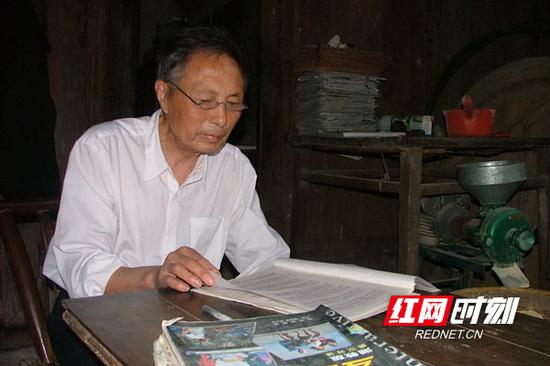 25年、220万元、431人 常德老人文非的助学长征路