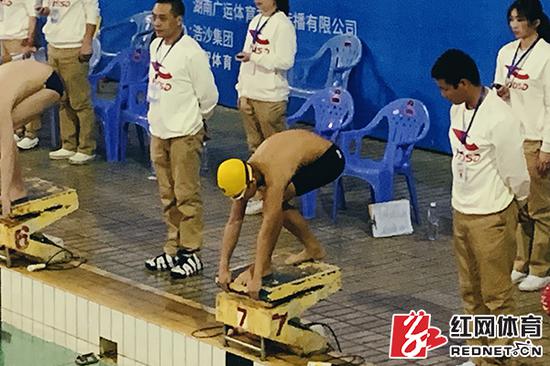 参赛的小选手准备出发。