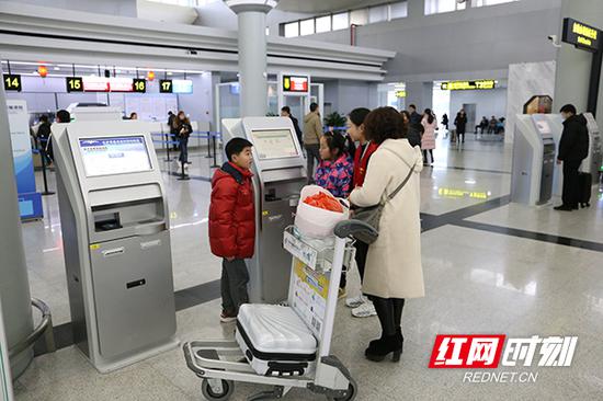 小小志愿者正在为旅客提供帮助。