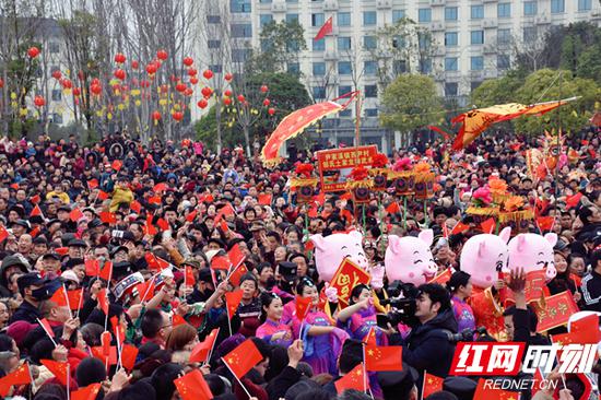 现场观众?#28216;?#30528;国旗,共唱《我和我的祖国》。