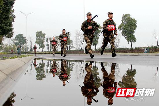 武装五公里越野比赛,官兵在接近冰点的气温下向奖牌发起冲击。